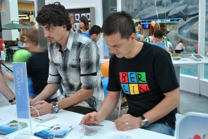Samsung Galaxy S4 este cel mai rapid vândut telefon cu Android FOTO Răzvan Băltăreţu/„Adevărul“