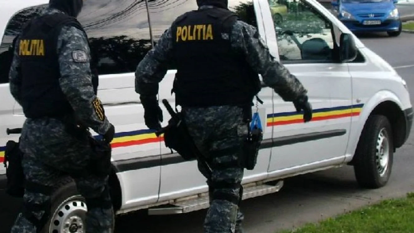 Poliţie-mascaţi