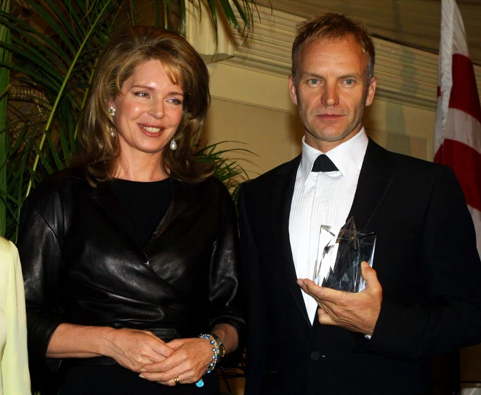 Regina a cunoscut multe celebrităţi prin participarea la galele caritabile din întreaga lume. Aici alături de Sting