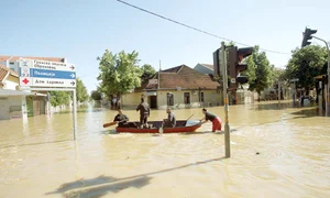 Lacul de la Orşova se poate trece cu piciorul (Fotografii: Mediafax / Reuters) jpeg