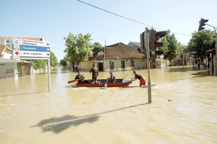 Lacul de la Orşova se poate trece cu piciorul (Fotografii: Mediafax / Reuters)