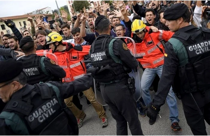 Ciocniri între activişti pentru independenţa Cataloniei şi forţele de ordine FOTO Arhivă