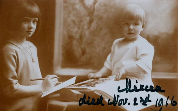 Ileana alături de frățiorul ei, principele Mircea (băiatul a murit în toamna anului 1916 de febră tifoidă)