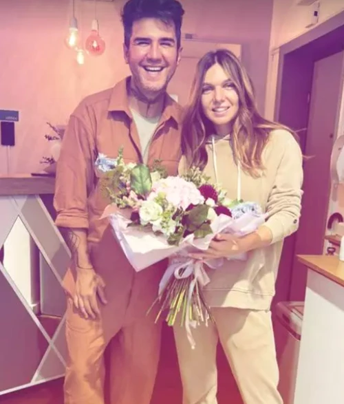 Simona Halep a primit un buchet de flori de la hairstylistul său