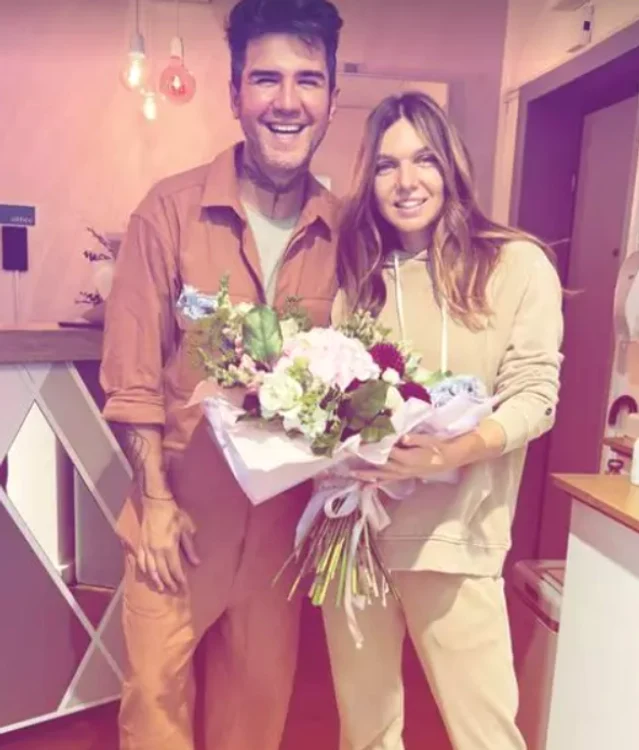 Simona Halep a primit un buchet de flori de la hairstylistul său 