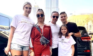 Anamaria Prodan şi Laurenţiu Reghecampf, alături de copiii lor jpeg