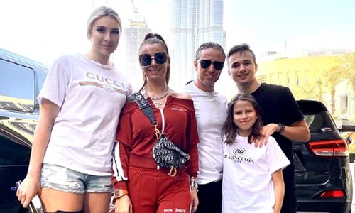 Anamaria Prodan şi Laurenţiu Reghecampf, alături de copiii lor jpeg