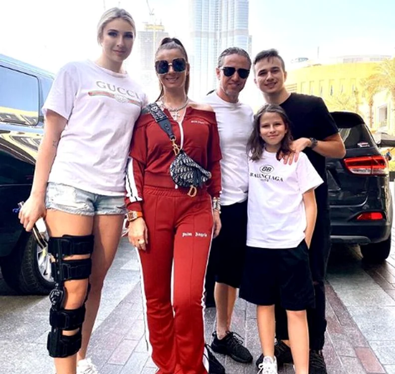 Anamaria Prodan şi Laurenţiu Reghecampf, alături de copiii lor