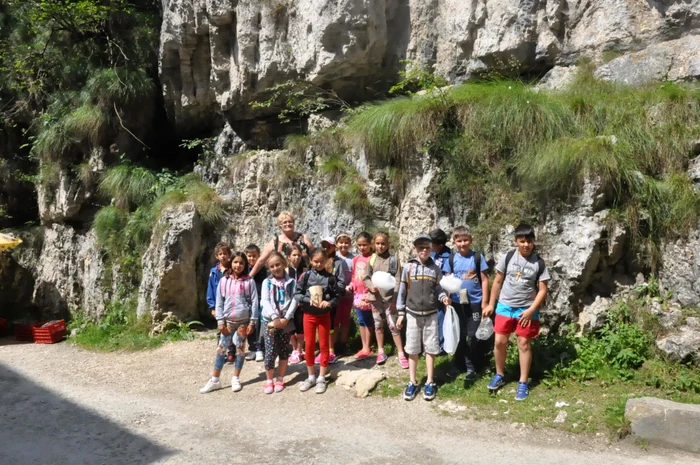În cele 7 zile în care s-a desfăşurat tabăra de vară, elevii au avut ocazia să
viziteze mai multe obiective din judeţ