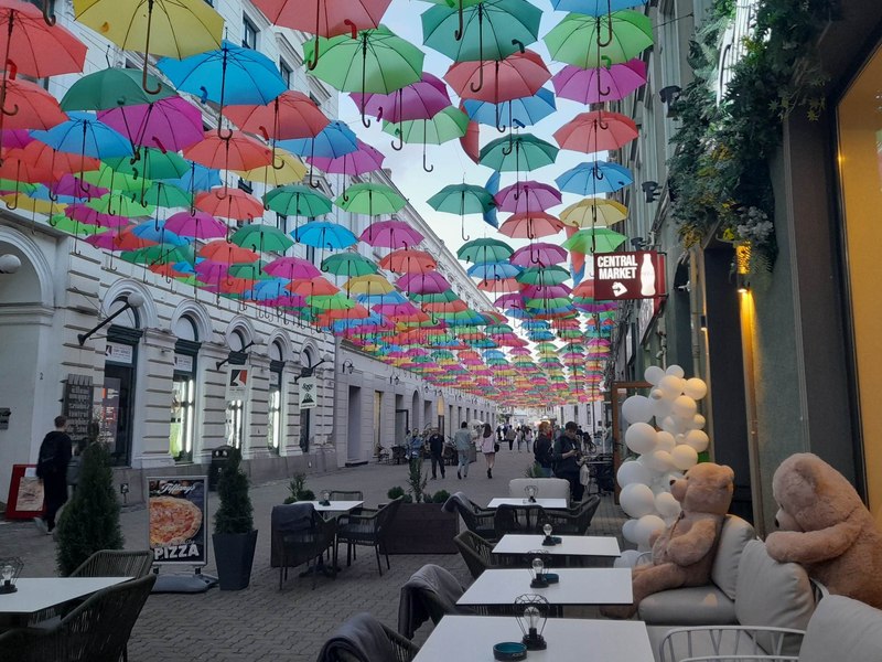 Cea mai fotografiată stradă din Timişoara. Este acoperită de sute de umbrele colorate FOTO