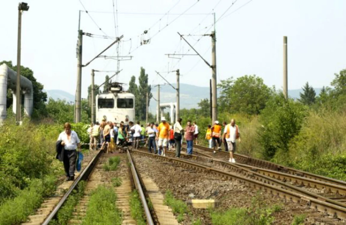 Mașina a fost târâtă de tren aproximativ 300 de metri