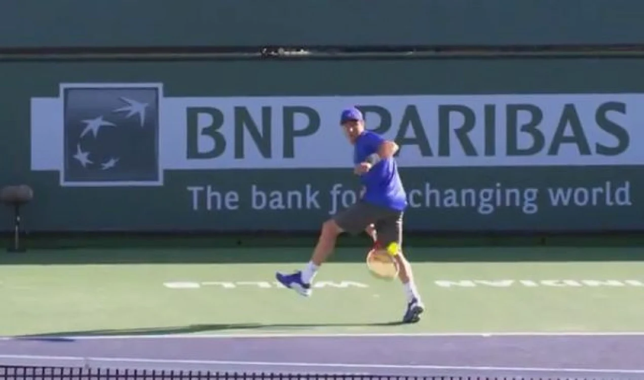 Juan Monaco a reuşit să trimită mingea printre picioare, peste Kokkinakis FOTO doartenis.ro