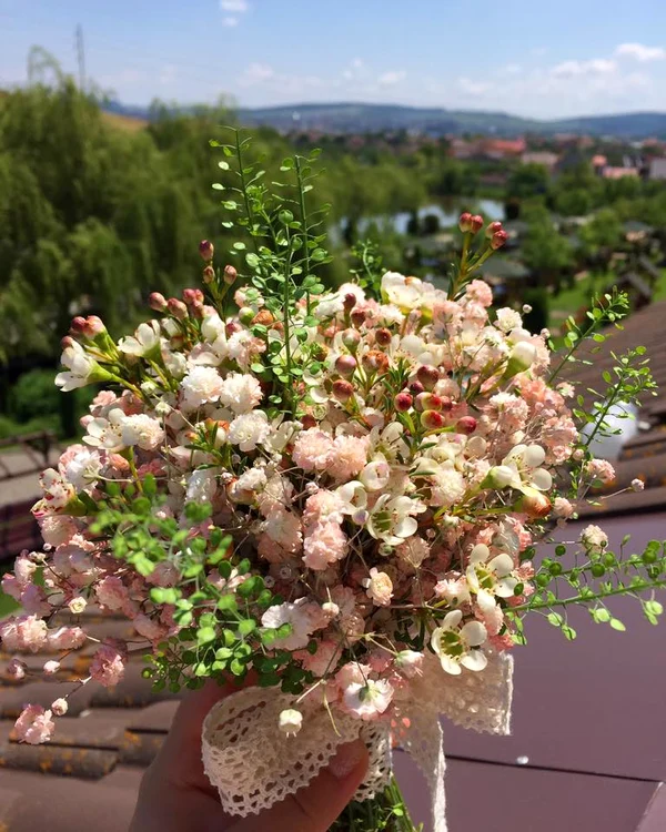 Adda a avut un buchet de flori sălbatice la cununia civilă