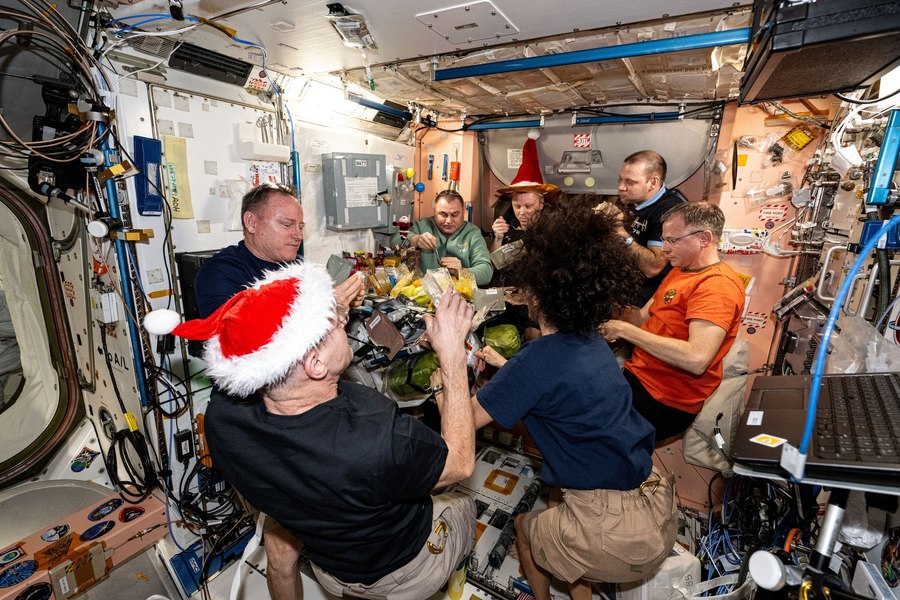 Astronauții de pe Stația Spațială Internațională au transmis un mesaj special de Crăciun. „Spiridușii au împachetat cadourile acum șase luni”