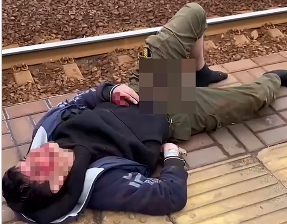 Băiatul e în stare gravă. FOTO East2West News. Sursă Daily Mail 