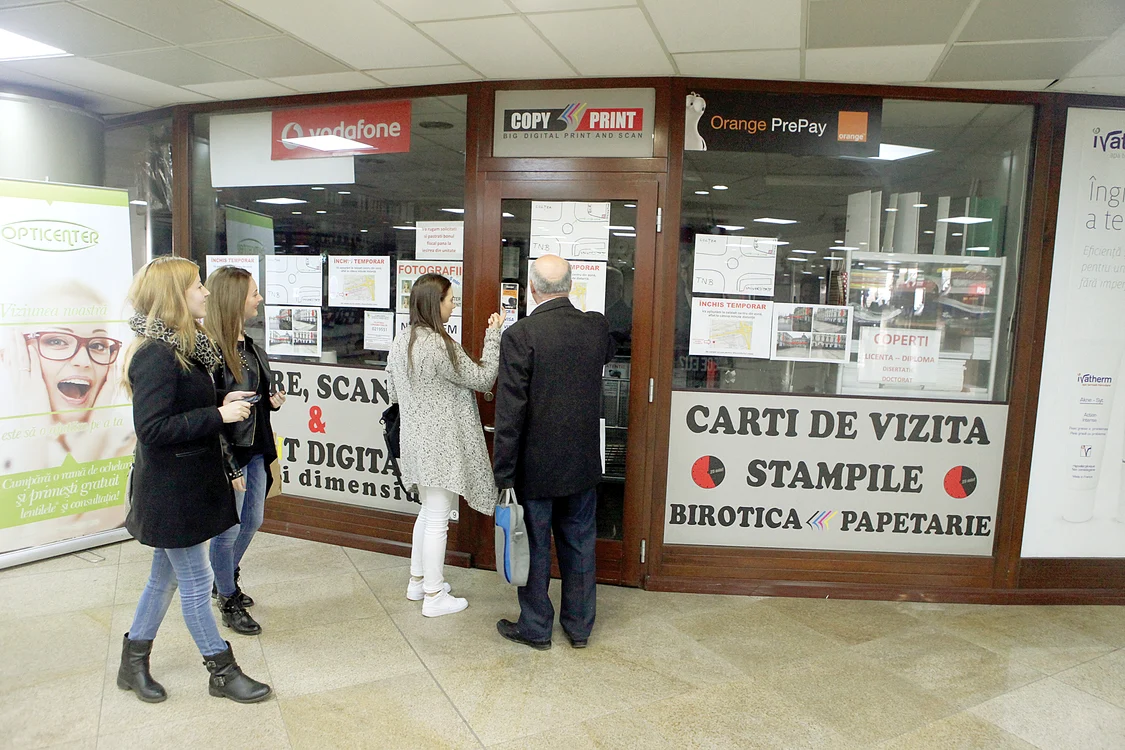 Pe geamurile centrului de copiere a fost lipit afişul care anunţă: “Activitate suspendată de ANAF pentru neemiterea bonurilor fiscale”