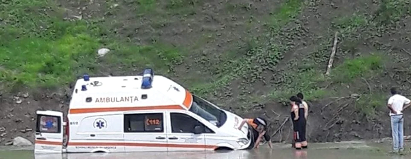 Ambulanţa a rămas blocată FOTO: Petrişor Noapteş-Jitia Pres