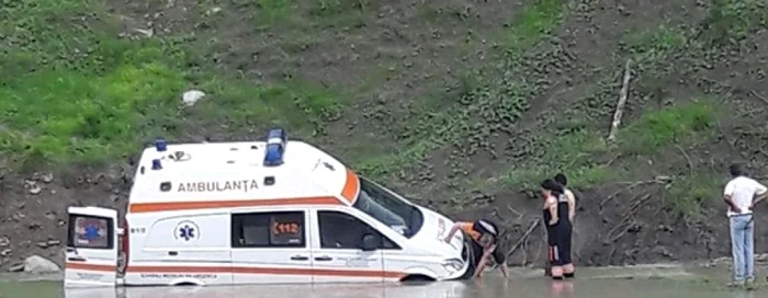 Ambulanţa a rămas blocată FOTO: Petrişor Noapteş-Jitia Pres