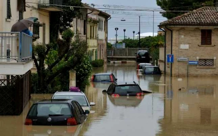 Case şi maşini inundate în mai multe regiuni din Italia