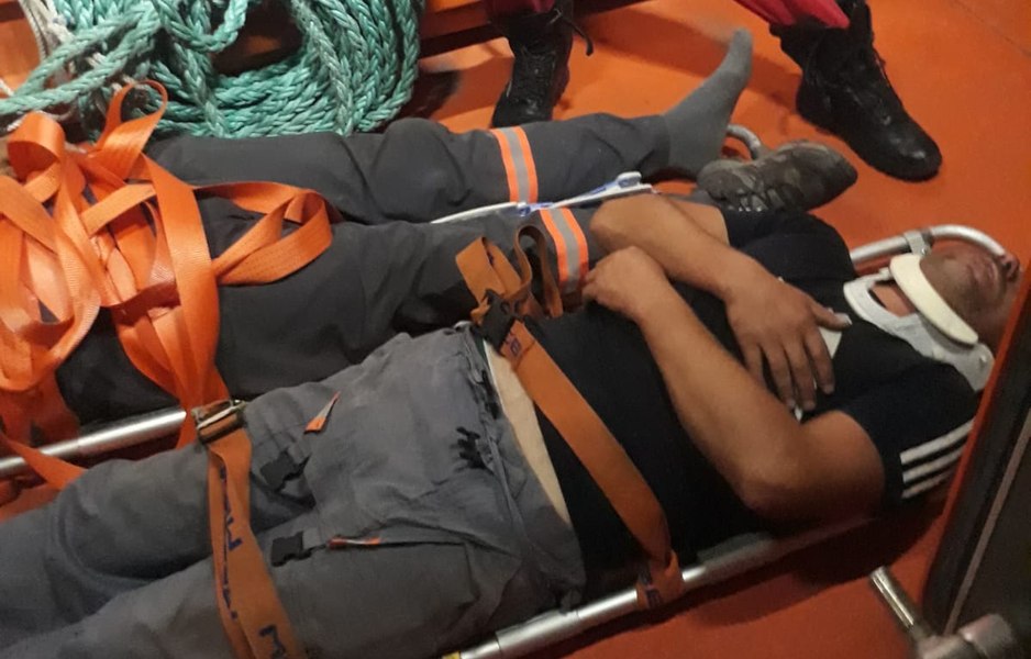 Doi marinari români care au căzut de pe o navă, salvaţi de un echipaj al ARSVOM