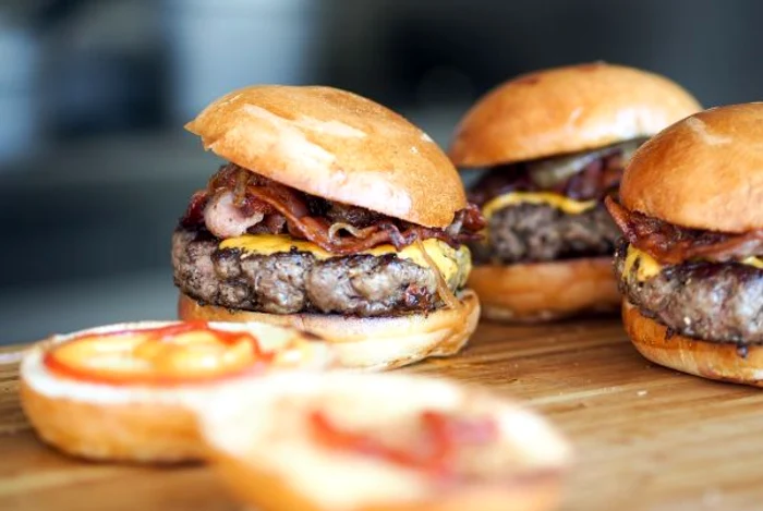 Alimentele solide trebuie mestecate, ceea ce permite creierului să perceapă faptul că mănânci. www.clickpentrufemei.ro