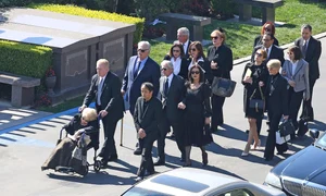 Anne Buydens, soția lui Kirk Douglas vreme de 65 de ani, a condus cortegiul funerar jpeg