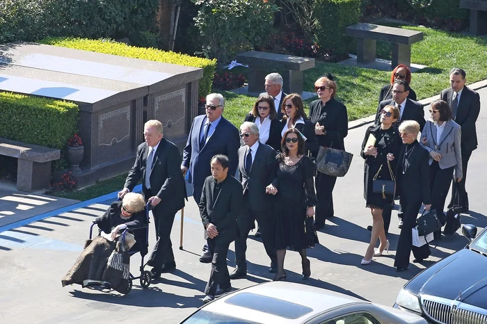 Anne Buydens, soția lui Kirk Douglas vreme de 65 de ani, a condus cortegiul funerar