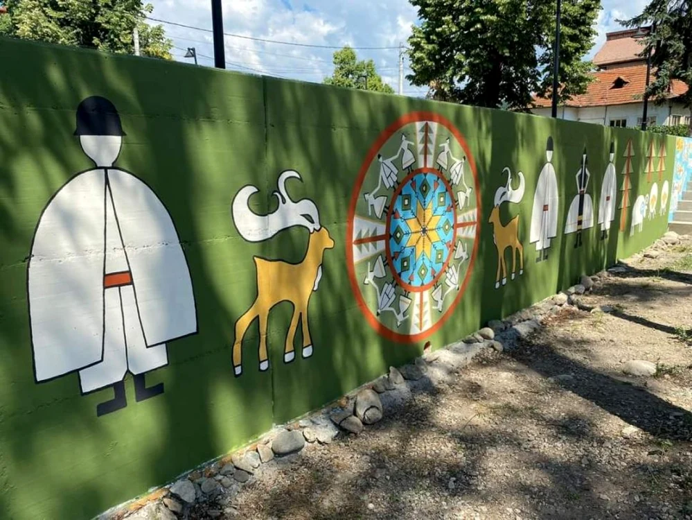 Pictura murală a fost realizată de către liceenii din localitate                          Foto: Daciana Ungureanu