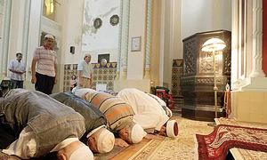 În timpul sărbătorii, musulmanii fac două rugăciuni pe zi jpeg