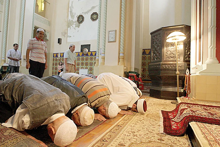 În timpul sărbătorii, musulmanii fac două rugăciuni pe zi