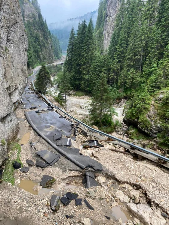 DJ 714 a fost distrus complet pe o suprafaţă de 200 de metri, în zona Cheile Tătarului. FOTO: Salvamont Dâmboviţa