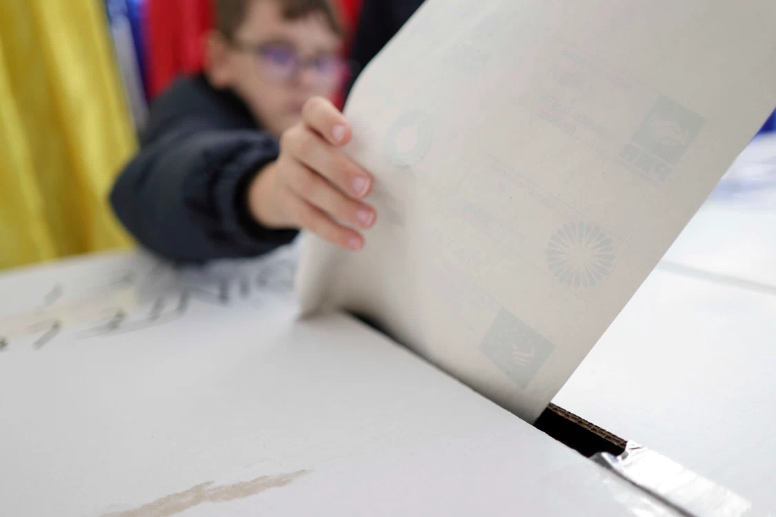 Proces electoral într-o secție de vot în timpul turului I al alegerilor pentru funcția de președinte al României și pentru referendumul legat de Capitală, București. FOTO Inquam Photos / Octav Ganea