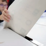 Proces electoral într-o secție de vot în timpul turului I al alegerilor pentru funcția de președinte al României și pentru referendumul legat de Capitală, București. FOTO Inquam Photos / Octav Ganea