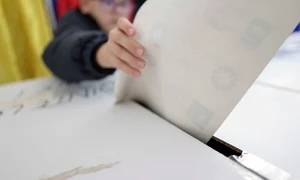 Proces electoral într-o secție de vot în timpul turului I al alegerilor pentru funcția de președinte al României și pentru referendumul legat de Capitală, București. FOTO Inquam Photos / Octav Ganea
