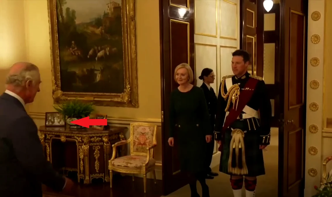 Momentul în care Lizz Truss e primită în audiență de regele Charles. Fotografia de la nunta lui Harry cu Meghan, vizibilă pe o măsuță din birou. foto: captură YouYube/ The Guardian