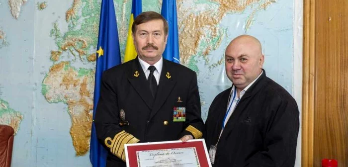 Viceamiralul Aurel Popa şi ziaristul Dan Mihăescu FOTO navy.ro