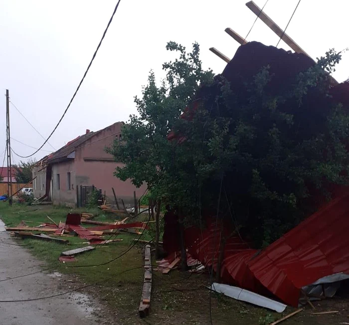 Bucăți din acoperișul unei case au fost aruncate în stradă de rafalele de vânt