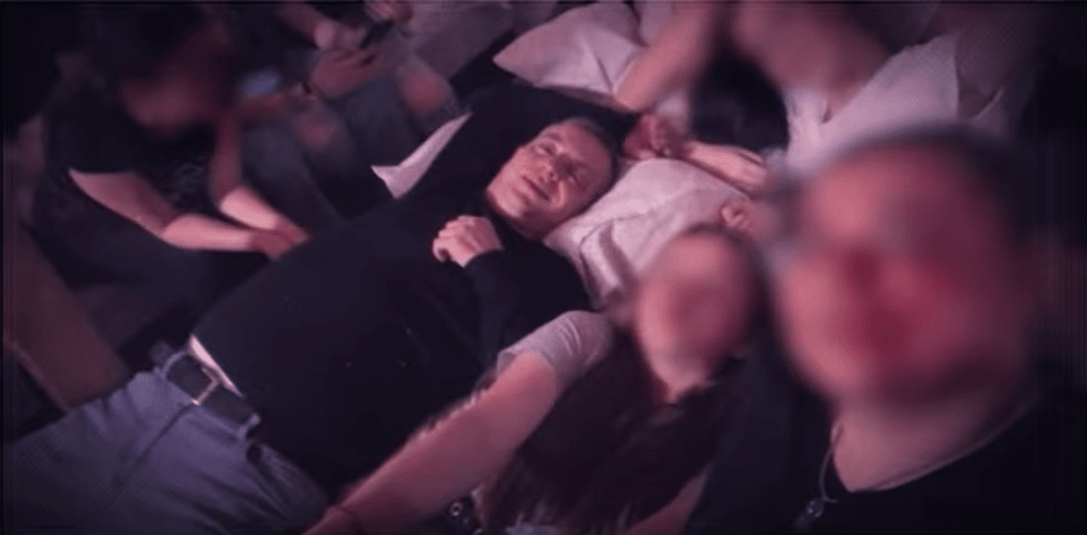 Un profesor de la Seminarul Teologic din Baia Mare s-a pozat în pat cu eleve de 15 ani și le-a dat de băut VIDEO