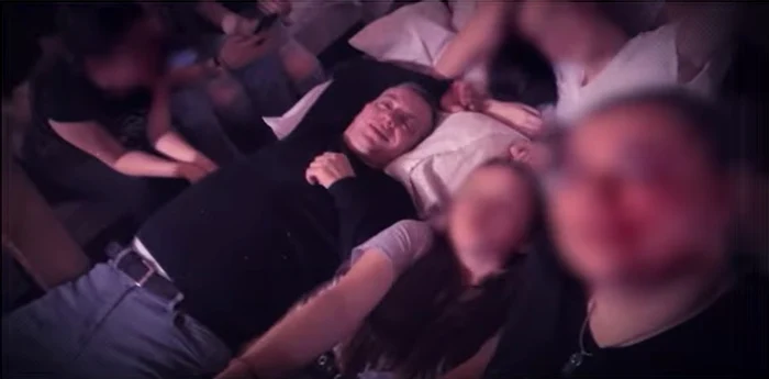 Profesorul s-a pozat cu fetele în pat FOTO Captură video Recorder