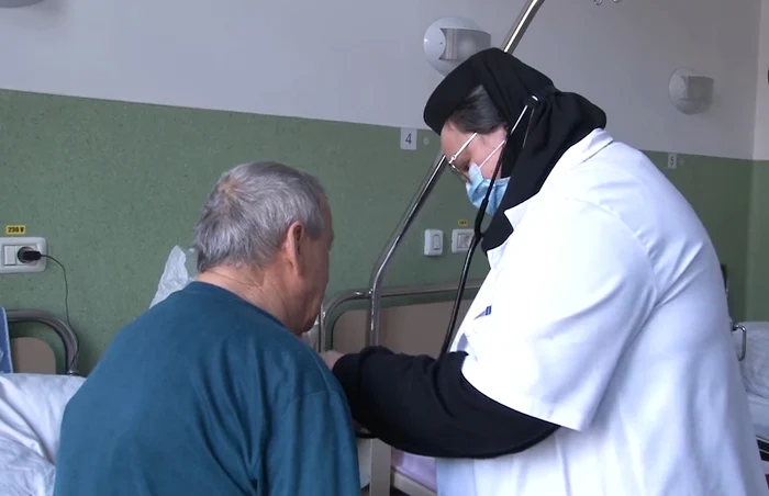 Îmbracă deopotrivă halatul alb, cât și haina monahală FOTO arhivă personală