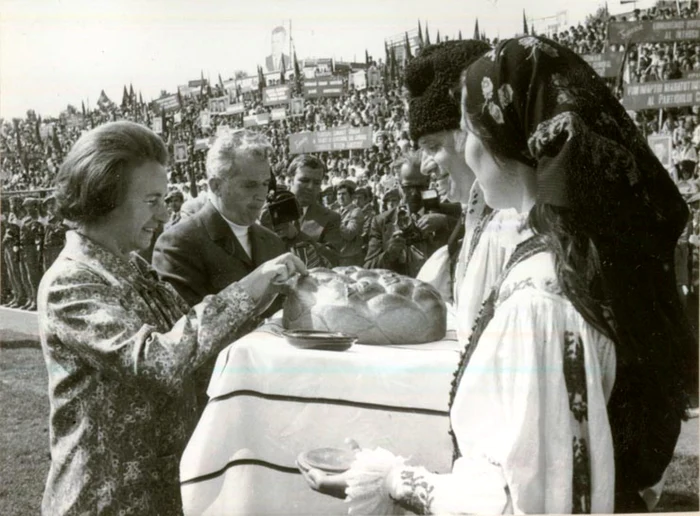 Cuplul prezidenţial, primit cu pâine şi sare pe stadionul din Zalău, în 1978 FOTO iiccr.ro