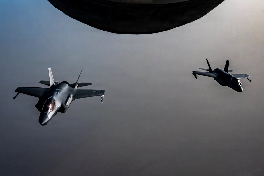 Două avioane stealth F-35A ale Forțelor Aeriene ale SUA survolează Orientul Mijlociu FOTO: X
