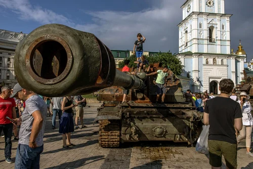 Razboi Ucraina Rusia tancuri si alte vehicule militare rusesti distruse expuse intr-o piata din Kiev 12-13 iunie 2022 FOTO EPA-EFE