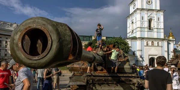 Razboi Ucraina Rusia tancuri si alte vehicule militare rusesti distruse expuse intr-o piata din Kiev 12-13 iunie 2022 FOTO EPA-EFE