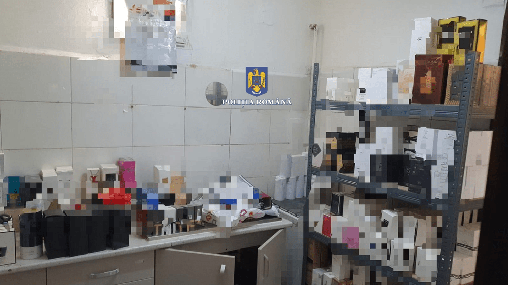 Percheziții în București la o firmă care vindea parfumuri contrafăcute
