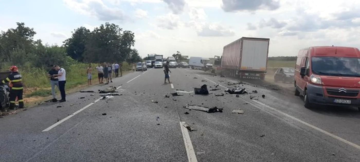 
    Un autoturism s-a ciocnit cu un autocamion, pe A1, la km 26. Din impact au rezultat șase victimeFoto: ISU Giurgiu  