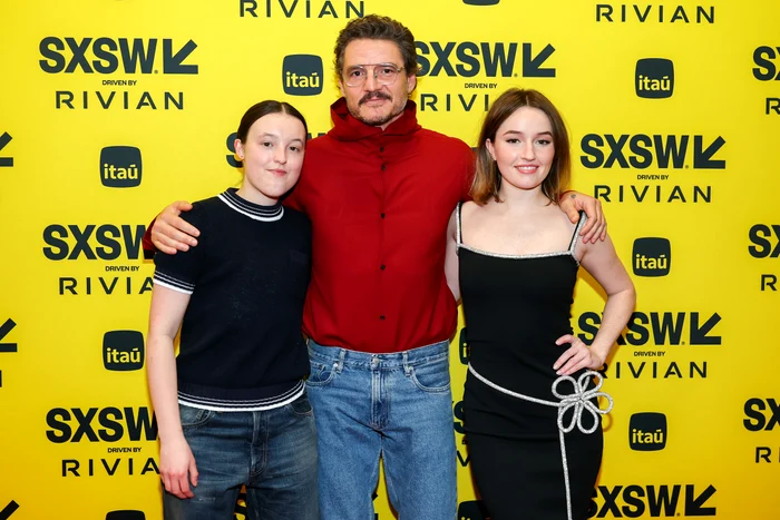  Bella Ramsey, Pedro Pascal și Kaitlyn Dever (din stânga în dreapta) FOTO Getty Images