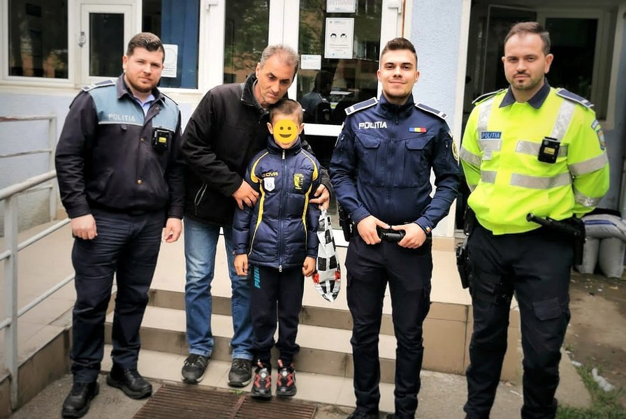 Copil pe trotinetă, pierdut de tatăl său, în Brașov. Cum l-au găsit polițiștii