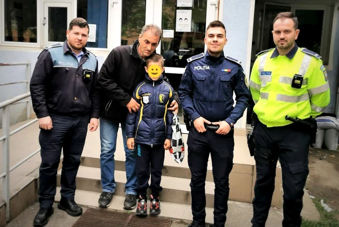 Copil rătăcit pe trotinetă, găsit de polițiști FOTO IPJ Brașov