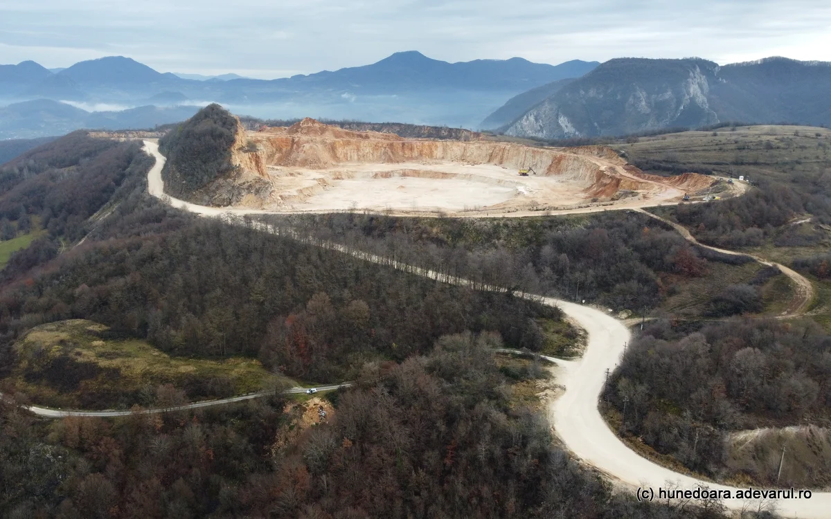 Cariera exploatată în prezent. Foto: Daniel Guță